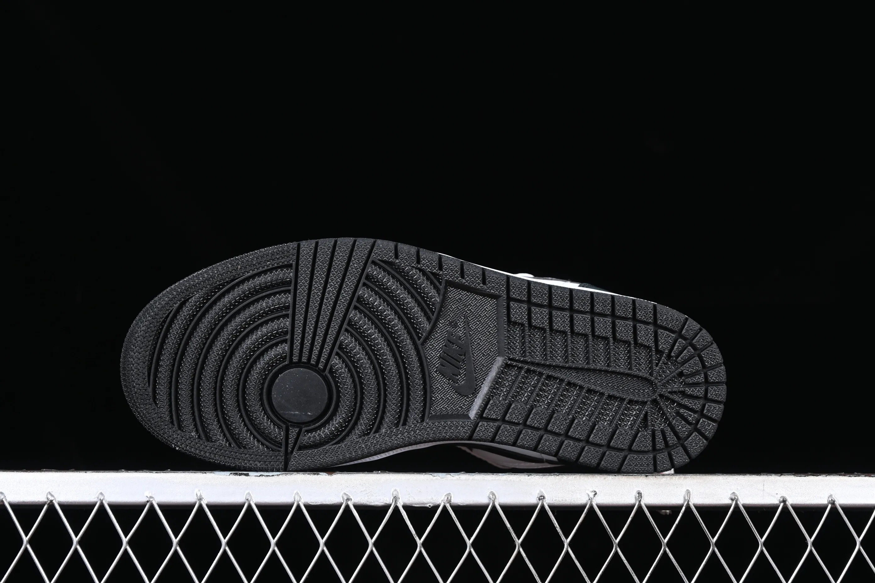 All categories Air Jordan Jordan series basketball shoes Air Jordan 1 Low Z version Air Jordan 1 Low AJ1 Joe 1 white and black color matching low-top cultural casual sneakers 553560-132